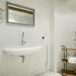 Karel De Grote Aparthotel Bergen